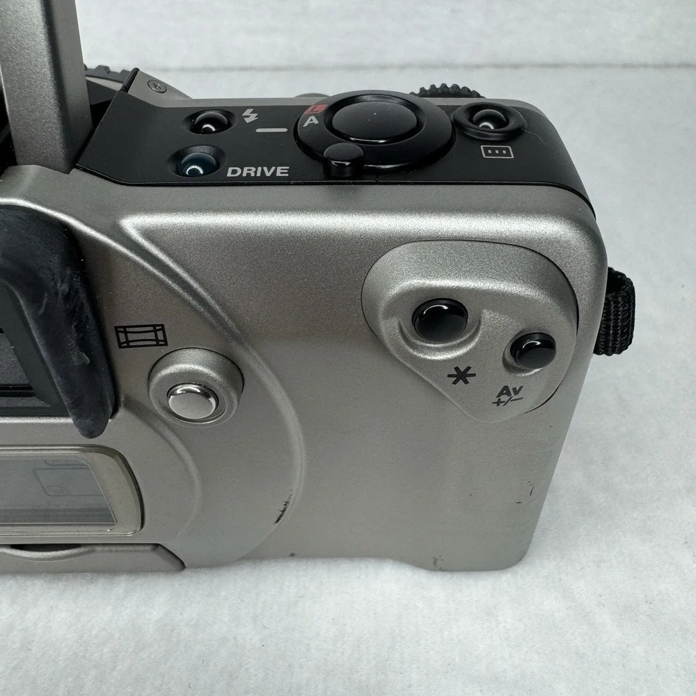 CANON‎ EOS IX 35mm SLR Film Camera - Silver